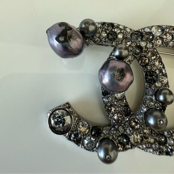 CHANEL women brooch with natural pearls Authentic - Picture 3 of 8